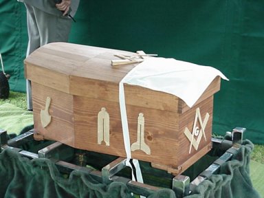 casket.jpg (44956 bytes)