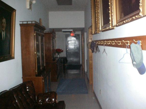 hallway.jpg (34943 bytes)